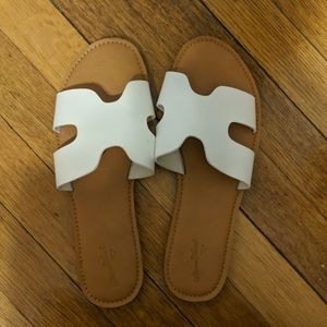White slide sandels